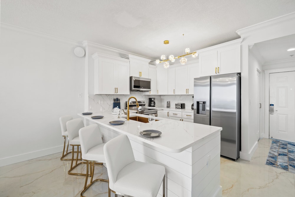 Twin Palms by Book That Condo