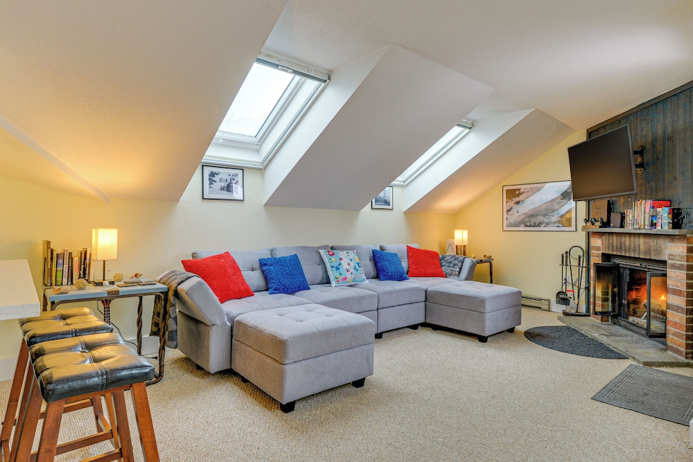 Walk to Mount Snow Resort: Unit w/ Pool & Hot Tubs