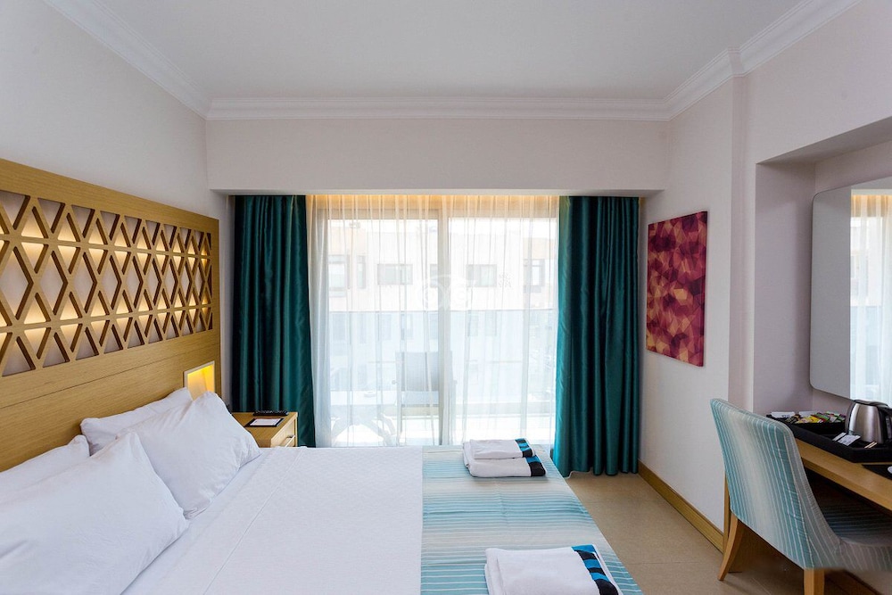 Aurasia Deluxe Hotel - Image 13