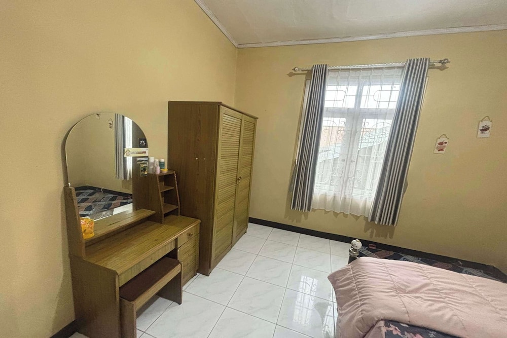 OYO 94841 Alodia Homestay Family