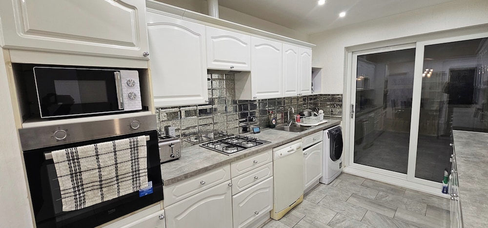 Spacious & Modern 2-bed House in Dagenham