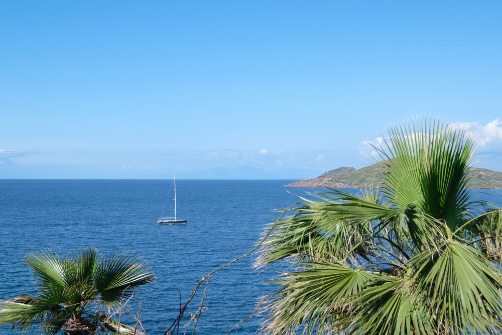 Luxury Waterfront House 9 min to Yalikavak Marina view 5