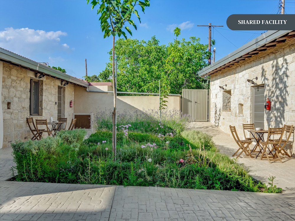 Sanders Andre Marie - Cute Studio w - Shared Garden