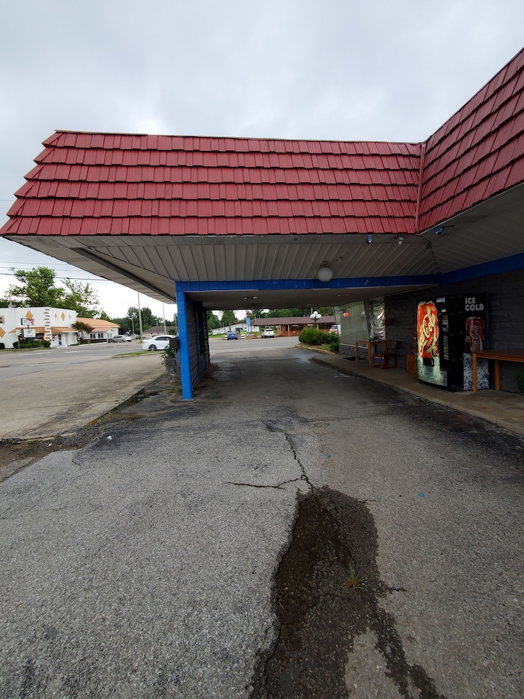 Gray Plaza Motel