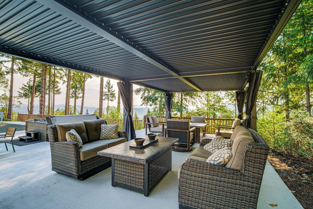 4 Mi to River: Umpqua Valley Villa w/ Fire Pit!