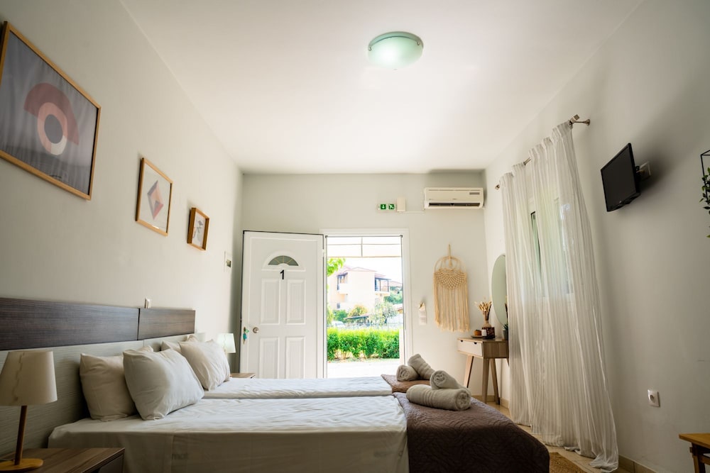 Tesys Studios & Apartments