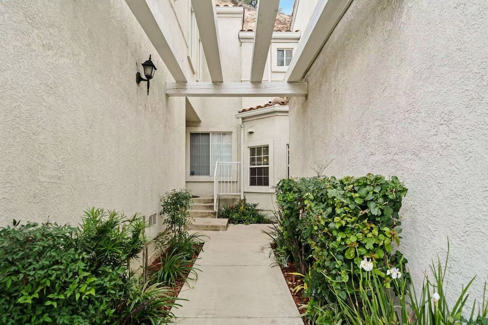 Bright Townhome Retreat With Private Patio Walk Trails