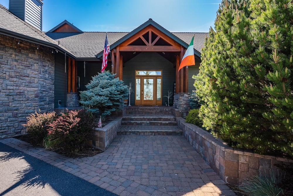 Family-Friendly Dara Oaks Home with Private Hot Tub and BBQ on the Deck by RedAwning