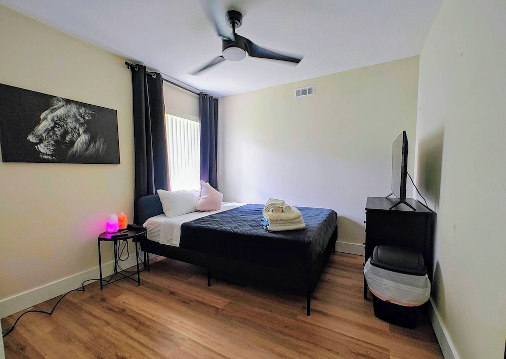 Chic 3 BR w/ Pool Near Disney Magic