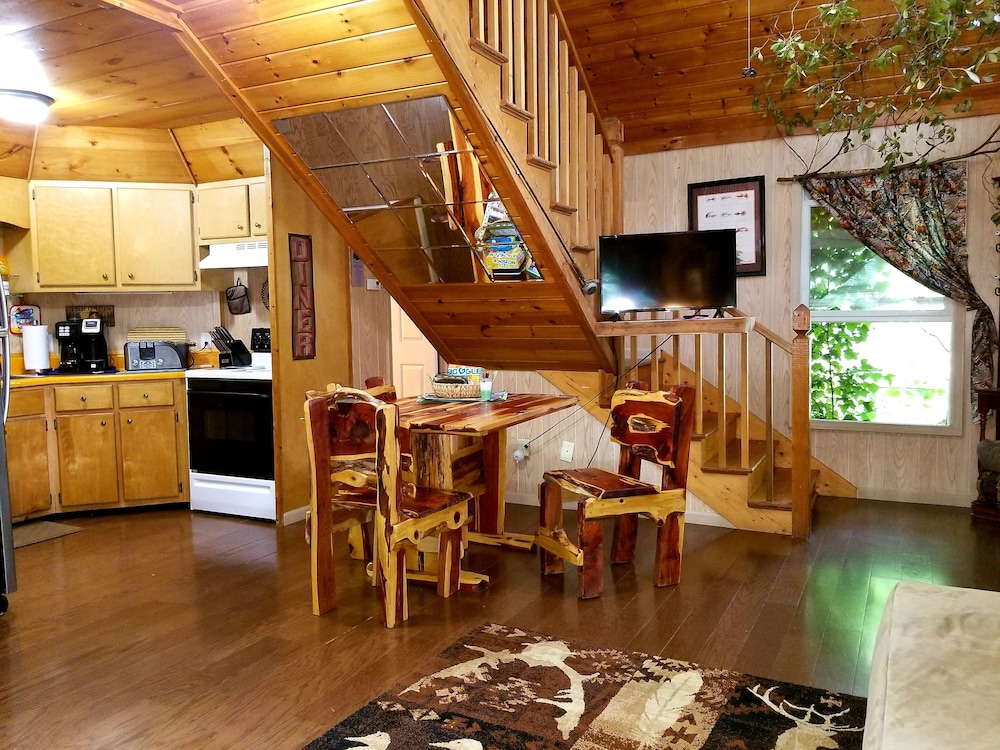 Bear Creek Lodge and Cabins in Helen Ga - Pet Friendly, River on Property, Walking Distance to downtown Helen