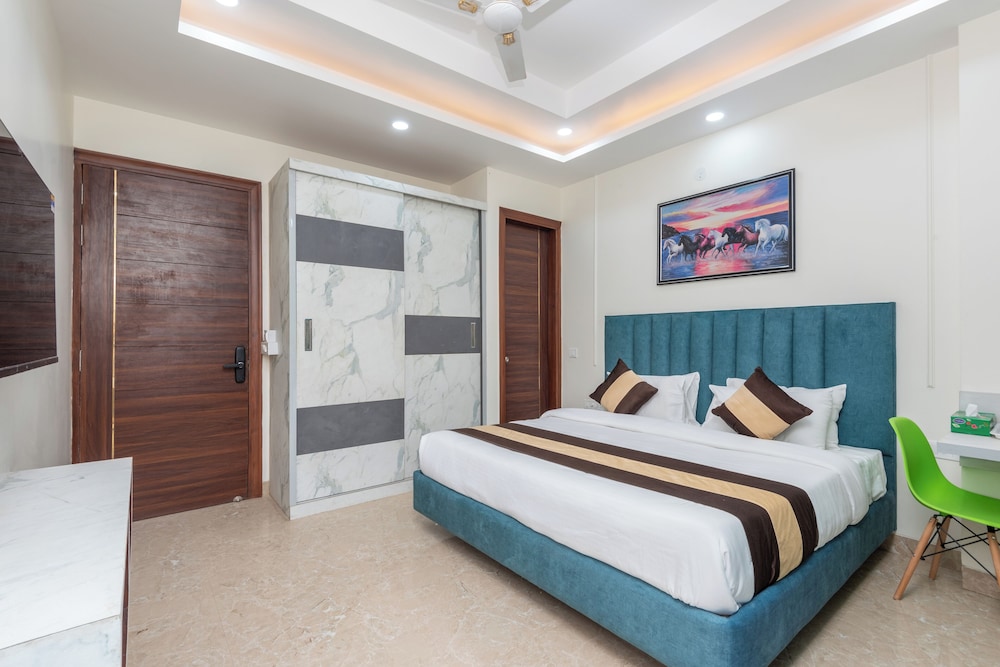 Saavi Hotel Sector- 45
