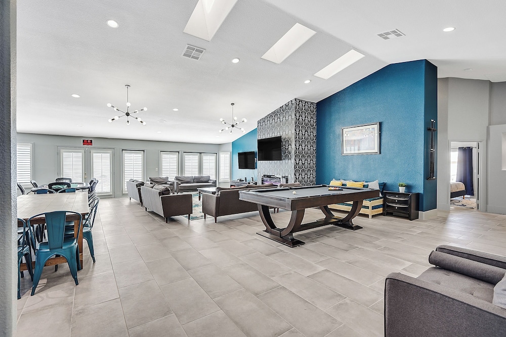 Villa - 8 Bedrms 5 Bths 15 Beds
