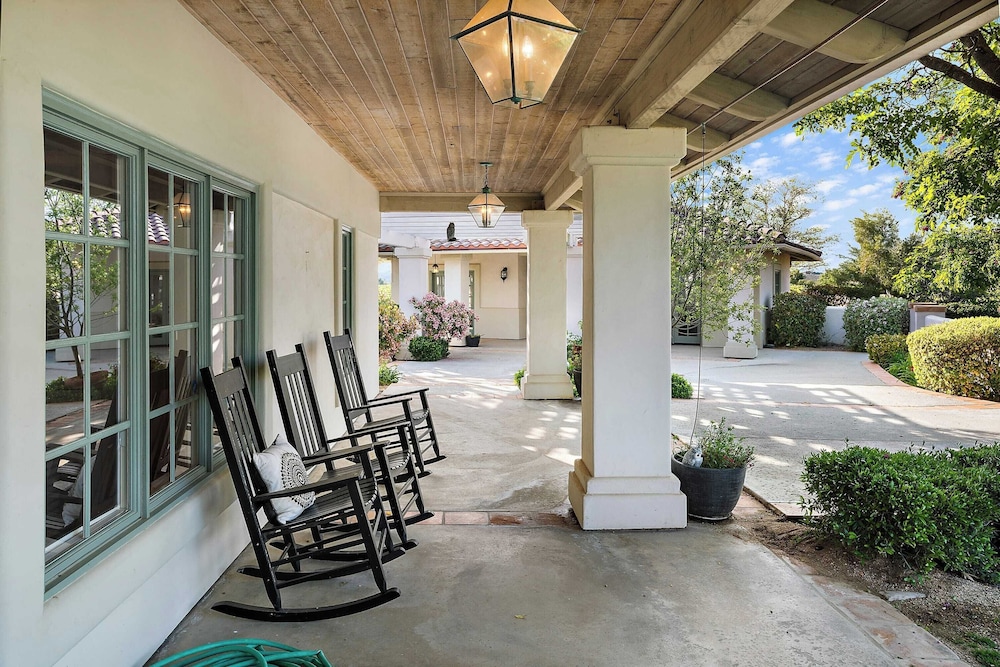 Wellsona Vineyard Retreat + Pool, Hot Tub, Views Main Home + Guest Home