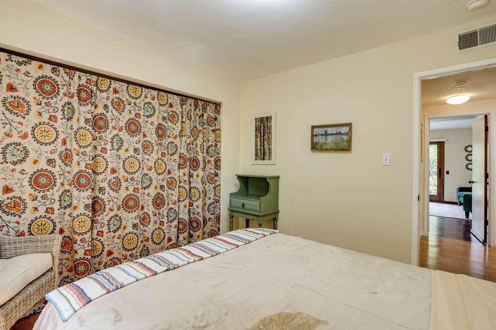 Near Golf, Trails & Parks: Lush Pinole Retreat