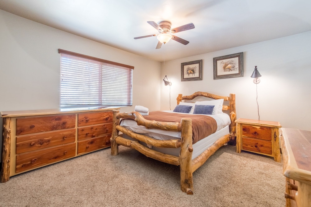 Lakefront Lodge by Avantstay Lakefront Cabin w Hot Tub