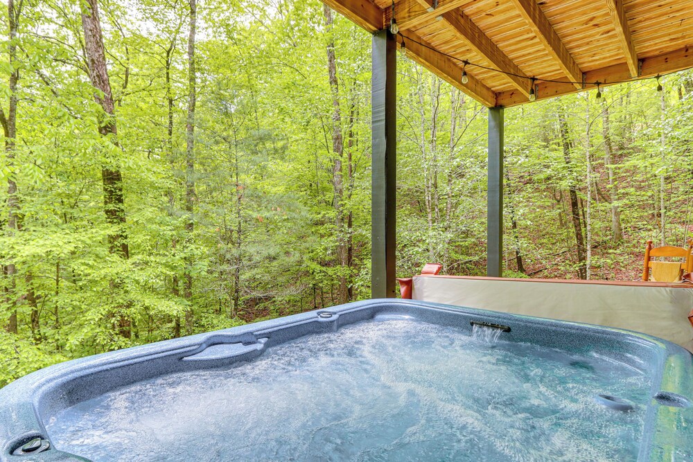 5 Mi to Dtwn Blue Ridge: Spacious Cabin w/ Hot Tub
