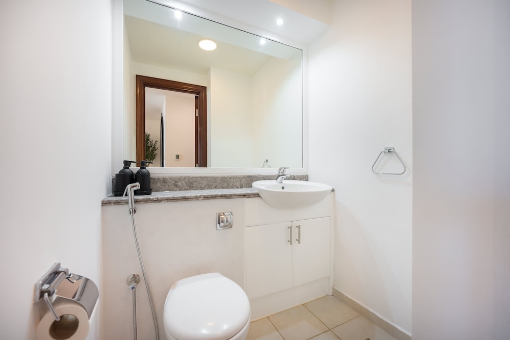 Prime 2BR Near Marina Mall Tram