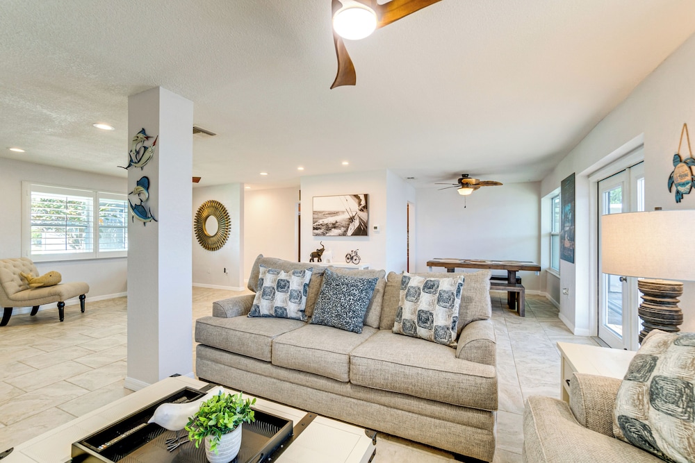 Private Dock & Pool: Port Charlotte Escape!