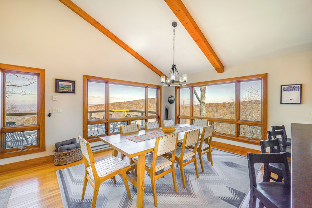Deck, Fire Pit & Game Room: Beech Mountain Retreat