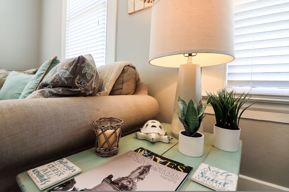 Vibrant Bungalow 2 Minutes to the Beach