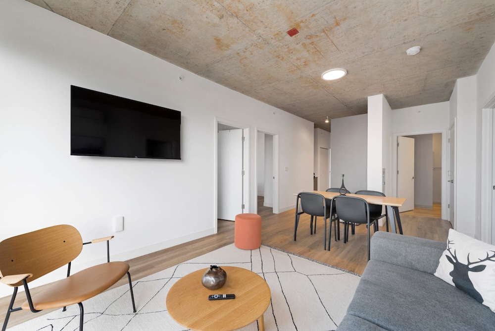 Concert Stay New 4BR Apt by Salt Shed