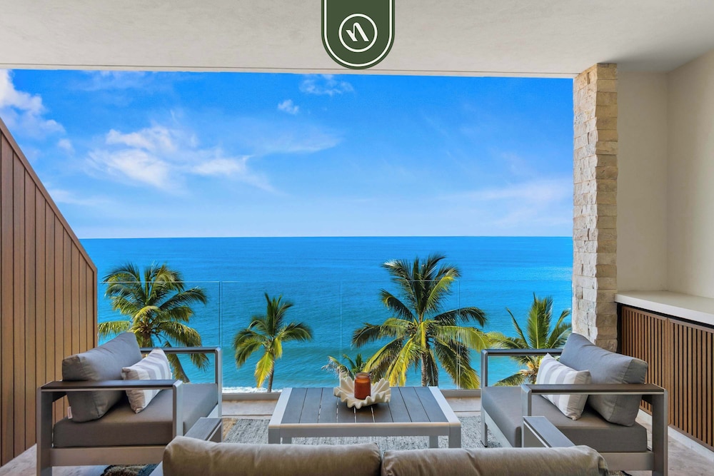 New Stylish 1 BR Condo - Ocean Views - Flex Room