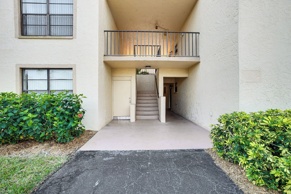 8 Mi to Beach: Modern Condo in Fort Myers!
