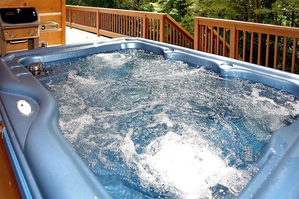 Mountain Laurel - 1 Bedrooms, 1 Baths, Sleeps 4 Cabin by RedAwning