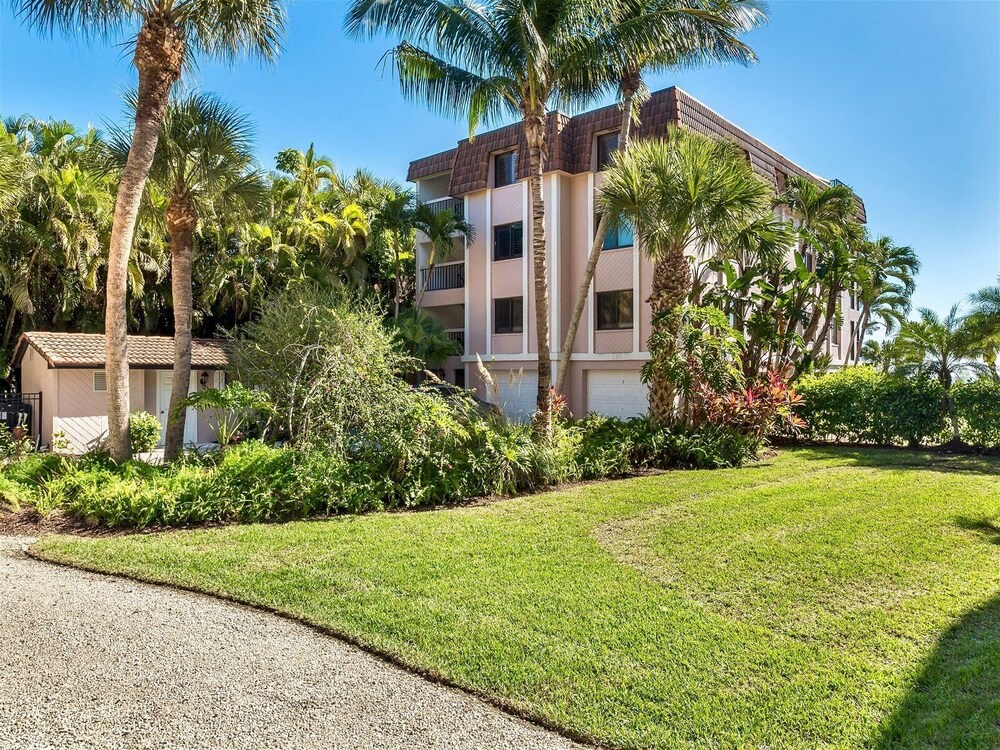 Shorewood Condos by Dream Vacation Rentals