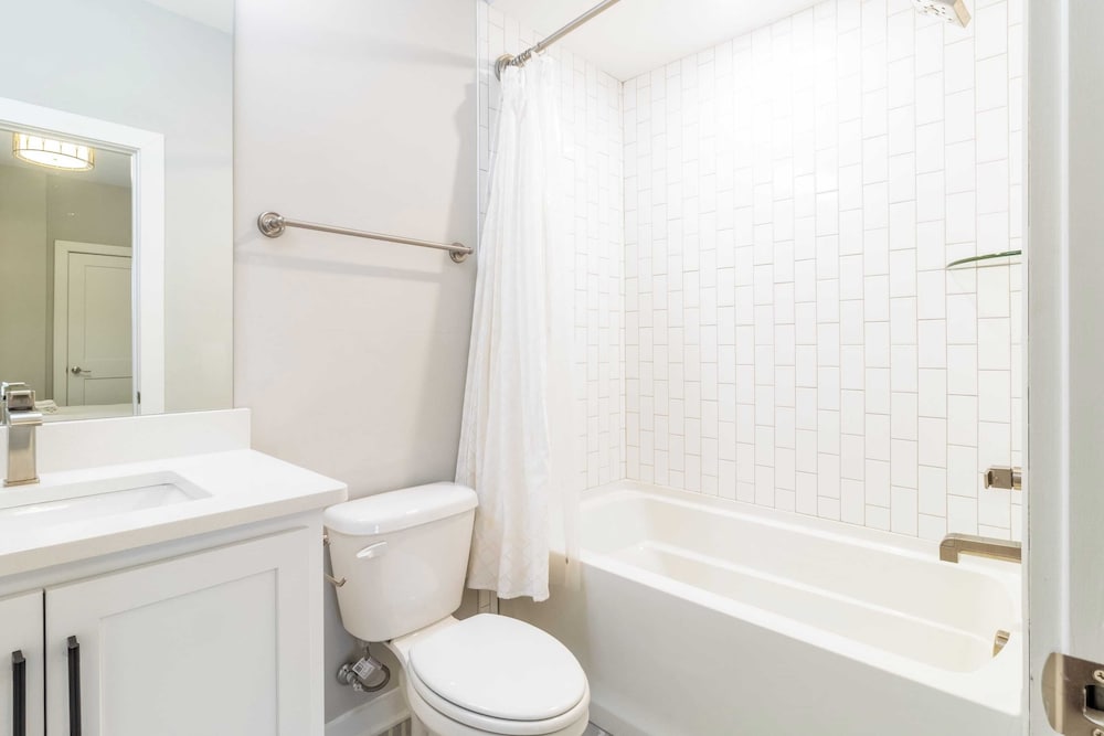 Monty by Avantstay 4bdr 4ba, Balcony w/ Outdoor Seating, 5mins to DT