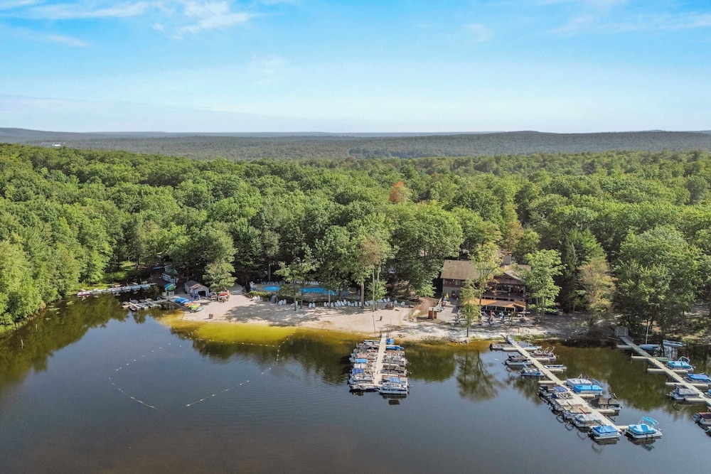 Highland Hideaway by Avantstay Group Poconos Retreat w/ Patio + Game Room