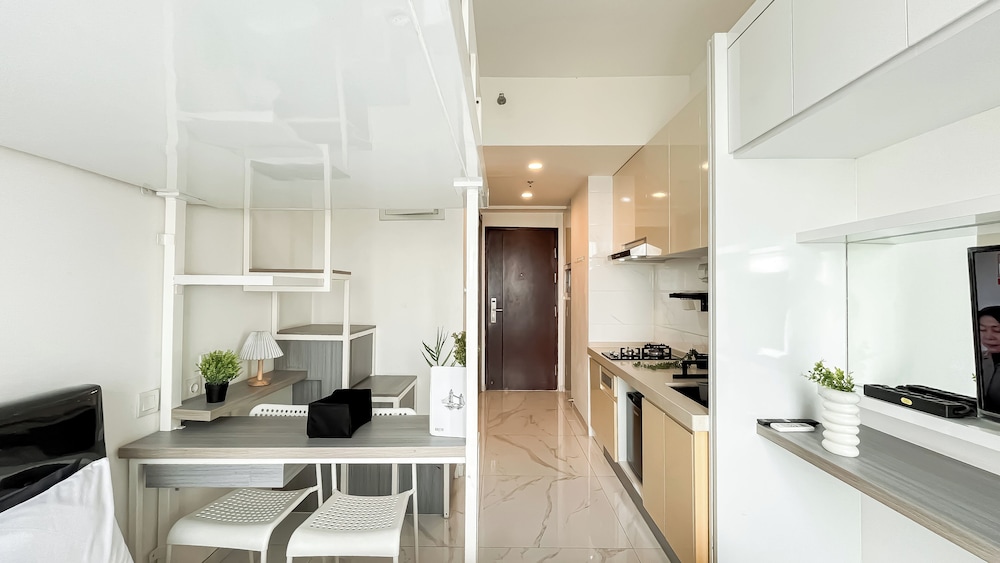 Modern Look And Homey Studio At Apartment Sky House Bsd