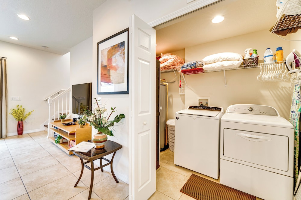 4 Mi to Disney World: Townhome w/ Hot Tub & Lanai!