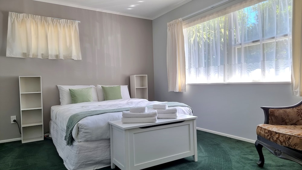 Wonderful Renovated 4BR House - Netflix view 3