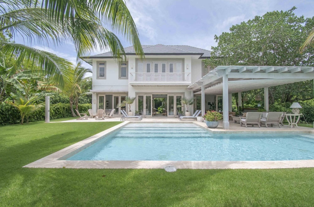 Stylish Fully-staffed Villa Near Beach and Lagoons in Exclusive Golf Resort view 2
