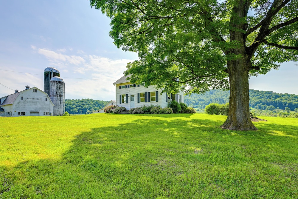 4 Mi to Dtwn Granville: Family Home w/ Deck!