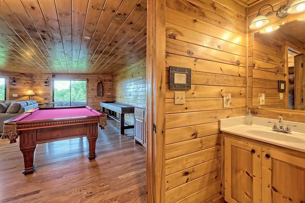 Hot Tub 3 Fireplaces Mountain Views Game Room