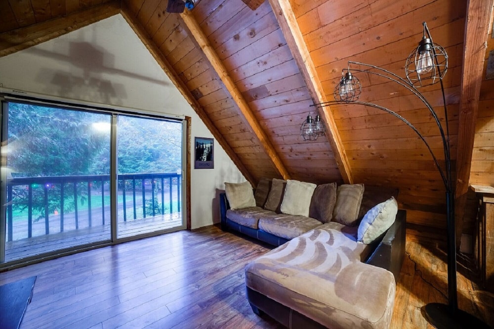 Mt Baker Lodging Cabin 48 Sleeps 7 view 4
