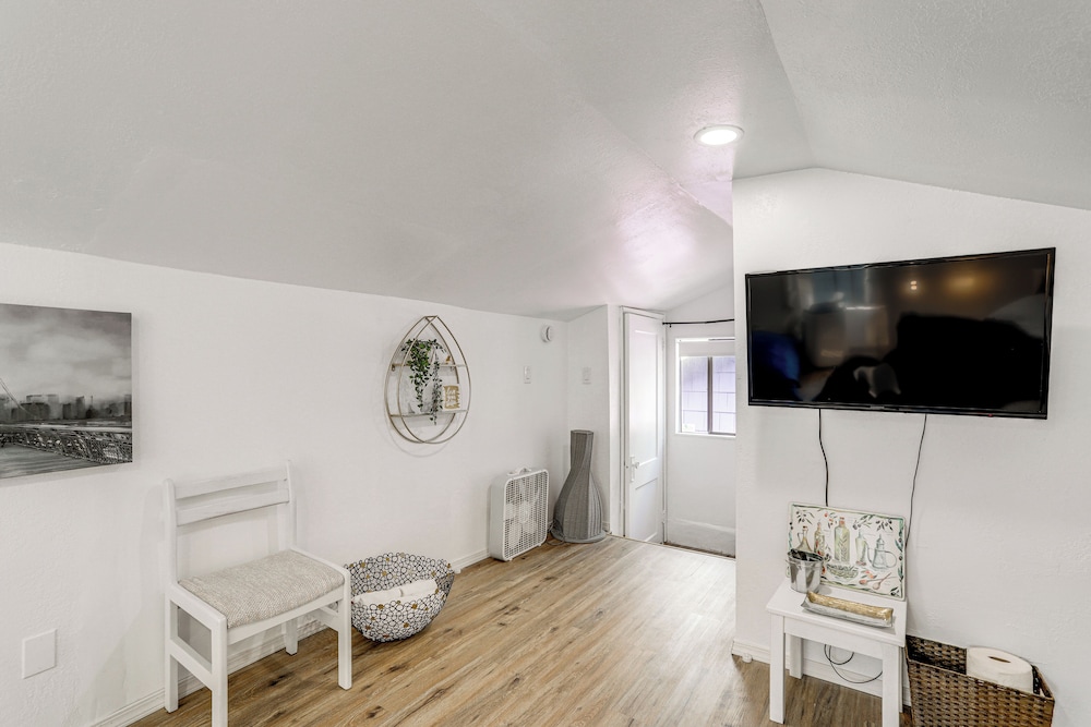 1 Mi to Green Lake: Family-friendly Seattle Home