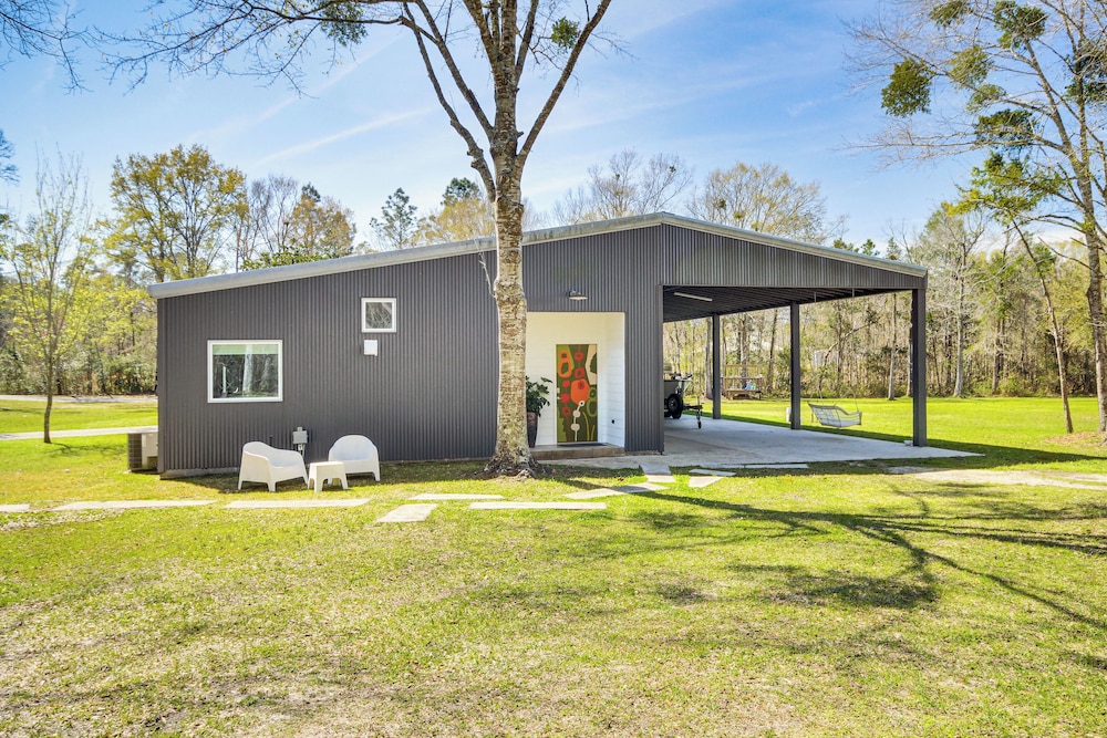 Porch w/ Swing & Kayaks: Rural Mississippi Retreat
