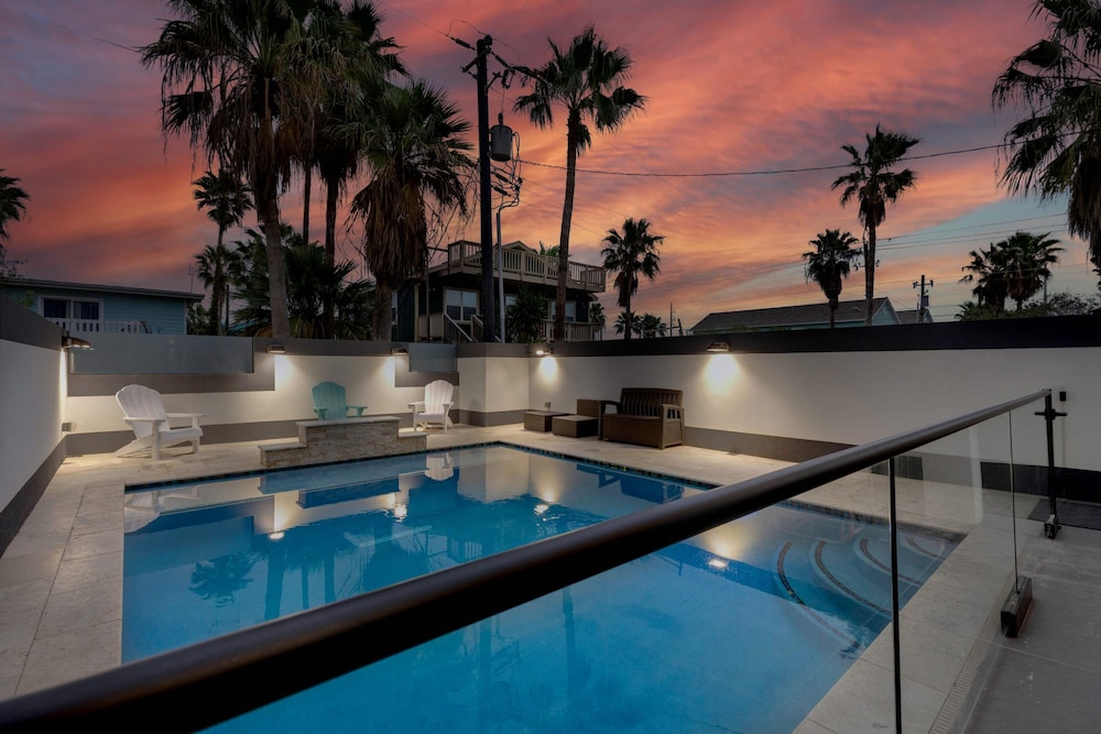 Immaculate Townhouse w Pool Balcony South Padre