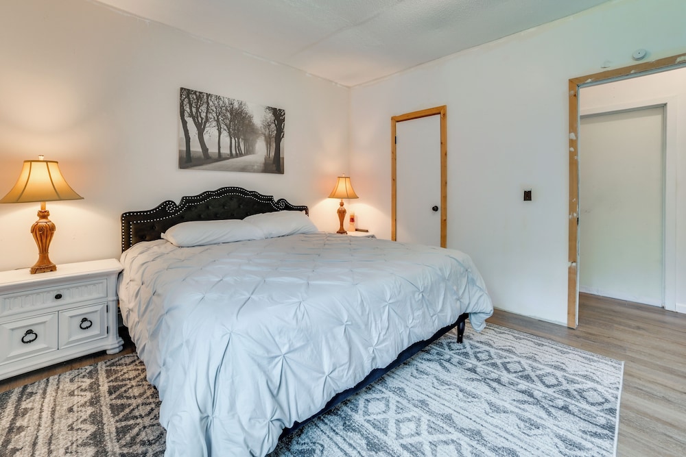 Updated Cabin w/ 2 Suites, Fire Pit & Forest Views