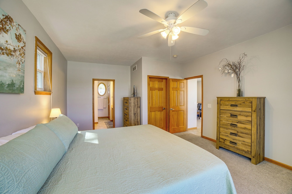 Live Large on Saddle Lake! Family Home w/ Dock