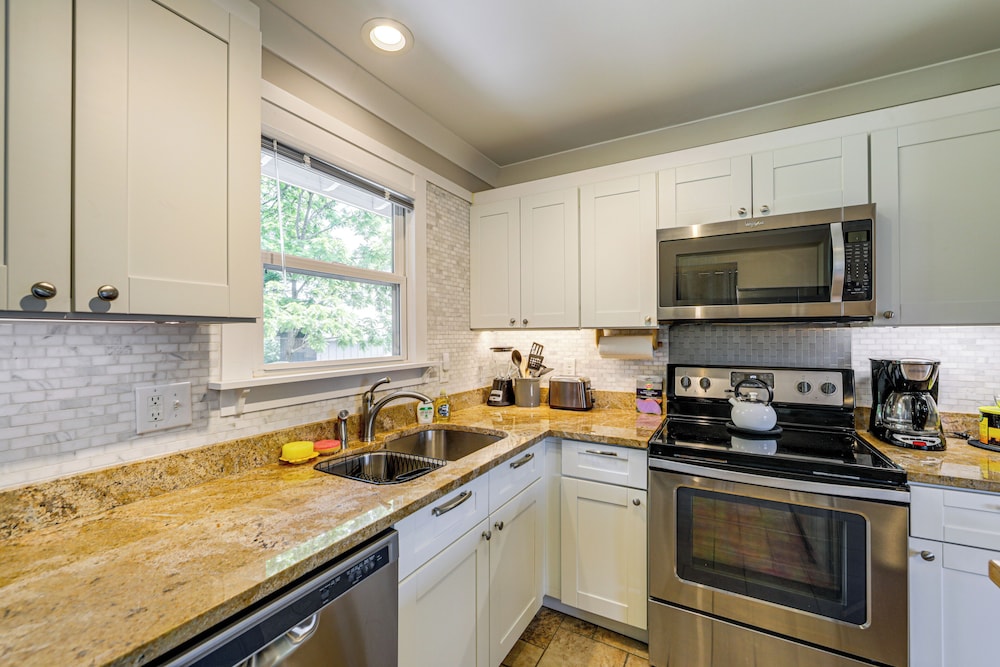 1/2 Mi to River Arts District: Home w/ Deck!