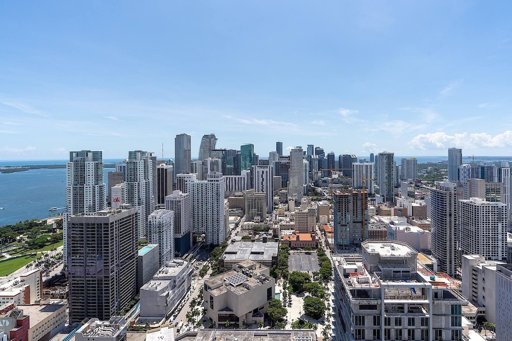 Penthouse 1BR Breathtaking City & Water Views