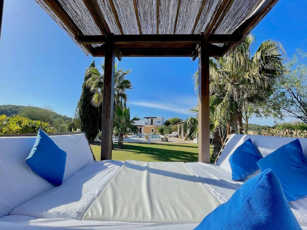 Holiday Home Near Stunning Beaches