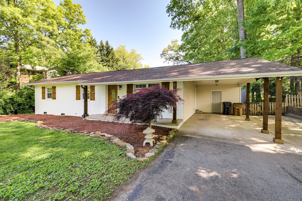 Bright Knoxville Vacation Rental w/ Large Backyard view 5