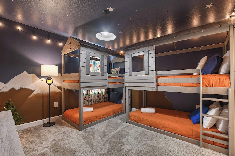 Luxury 10-bedroom Villa in Champions Gate Resort