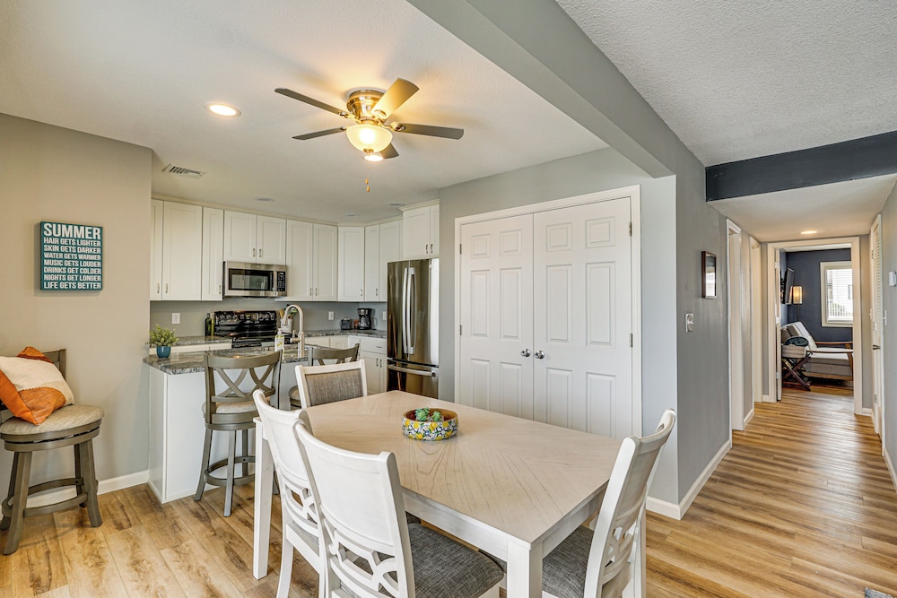 Pool Access & Lake Views: Osage Beach Family Gem