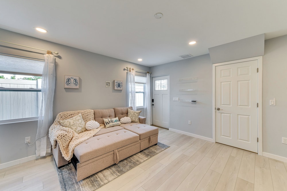 6 Mi to Dtwn: Sarasota Apt w/ Patio & Fire Pit